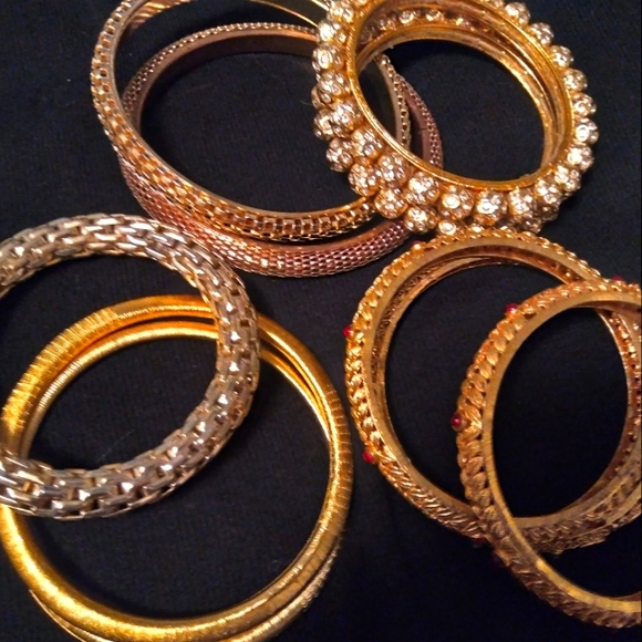 Jewelry - Large goldtone Baliwood Bangles